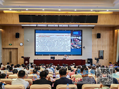 八月二十一日下午，学习贯彻党的二十届三中全会精神省委宣讲团宣讲报告会在江西理工大学举行。江西日报全媒体记者 焦俊杰摄