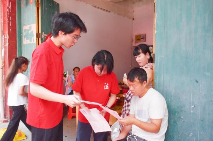 江西理工大学法学学子接力二十五载“送法下乡” 江西理工大学法学学子接力二十五载“送法下乡”
