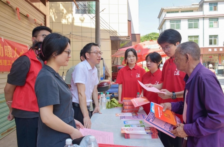 江西理工大学法学学子接力二十五载“送法下乡” 江西理工大学法学学子接力二十五载“送法下乡”